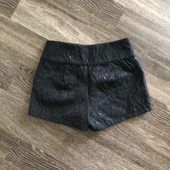 High waisted black short - Picture 3 of 3